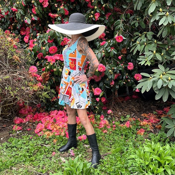 Retrolicious size small adorable super hero dress. Sleeveless. Back zip. - Picture 6 of 6